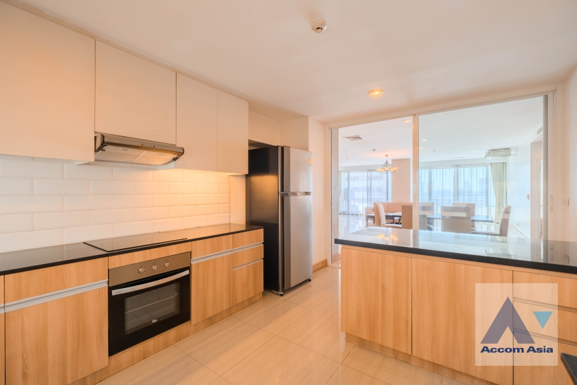  4 Bedrooms  Apartment For Rent in Sukhumvit, Bangkok  near BTS Ekkamai (AA36989)