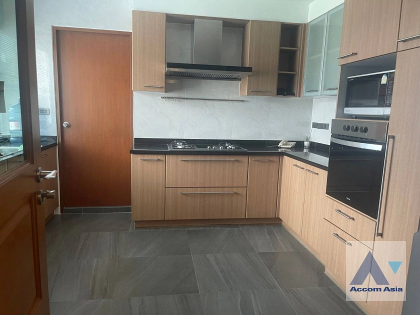  2 Bedrooms  Apartment For Rent in Sukhumvit, Bangkok  near BTS Nana (AA37029)