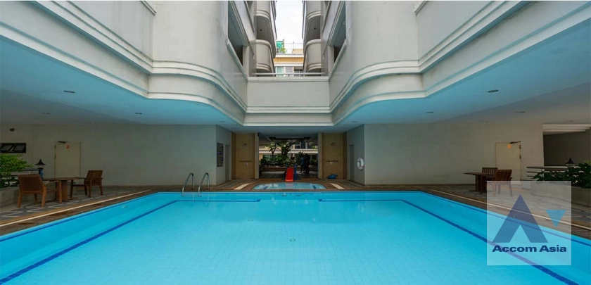  3 Bedrooms  Apartment For Rent in Sukhumvit, Bangkok  near BTS Phrom Phong (AA37056)