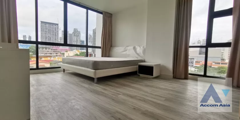  1 Bedroom  Condominium For Sale in Sukhumvit, Bangkok  near BTS Ekkamai (AA37104)