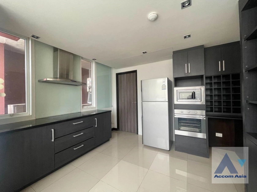  3 Bedrooms  Condominium For Rent in Sukhumvit, Bangkok  near BTS Ekkamai (AA37125)