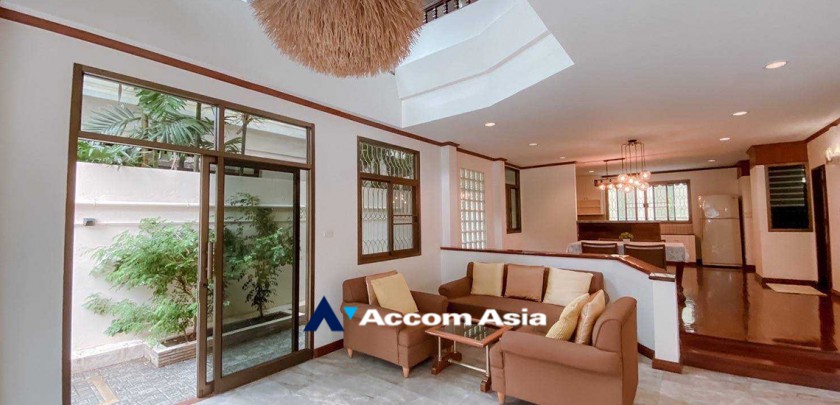  4 Bedrooms  House For Rent in Sukhumvit, Bangkok  near BTS Nana (5001701)