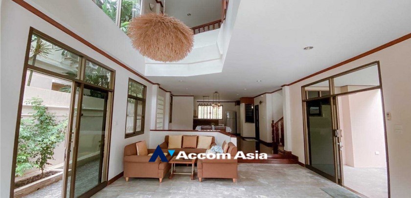  4 Bedrooms  House For Rent in Sukhumvit, Bangkok  near BTS Nana (5001701)