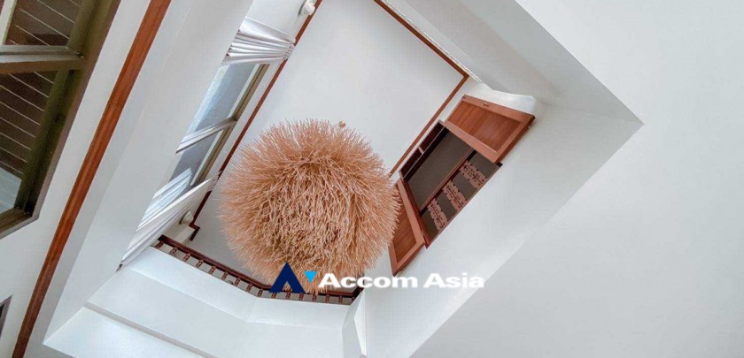  4 Bedrooms  House For Rent in Sukhumvit, Bangkok  near BTS Nana (5001701)