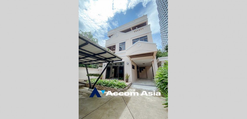  4 Bedrooms  House For Rent in Sukhumvit, Bangkok  near BTS Nana (5001701)