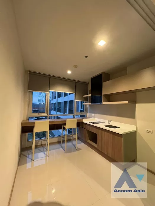  1 Bedroom  Condominium For Sale in Sathorn, Bangkok  near BTS Saphan Taksin (AA37241)
