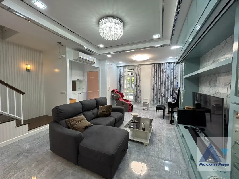  3 Bedrooms  Townhouse For Rent in Sukhumvit, Bangkok  near BTS On Nut (AA37335)