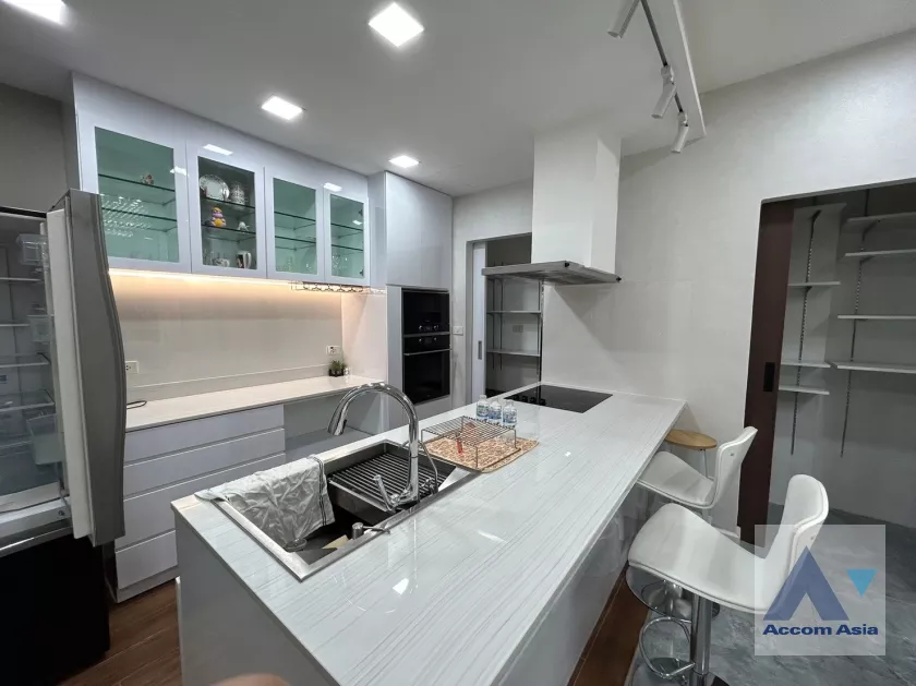  3 Bedrooms  Townhouse For Rent in Sukhumvit, Bangkok  near BTS On Nut (AA37335)