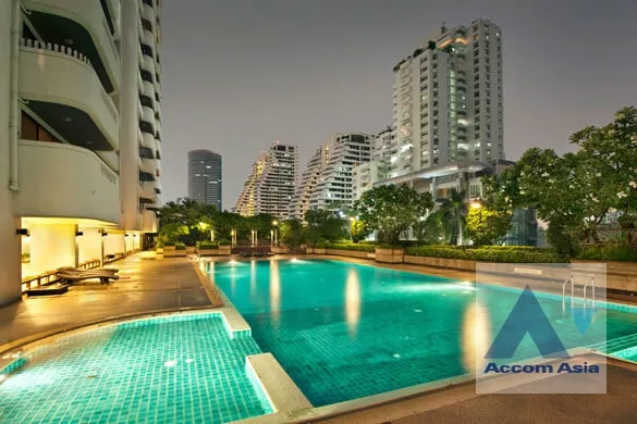  4 Bedrooms  Apartment For Rent in Sukhumvit, Bangkok  near BTS Phrom Phong (AA37372)