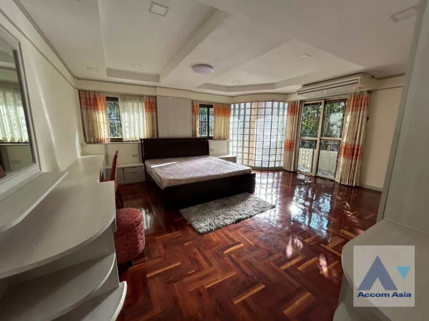  3 Bedrooms  Apartment For Rent in Sukhumvit, Bangkok  near BTS Phrom Phong (AA37429)