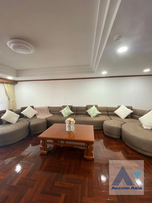  3 Bedrooms  Apartment For Rent in Sukhumvit, Bangkok  near BTS Thong Lo (AA37549)