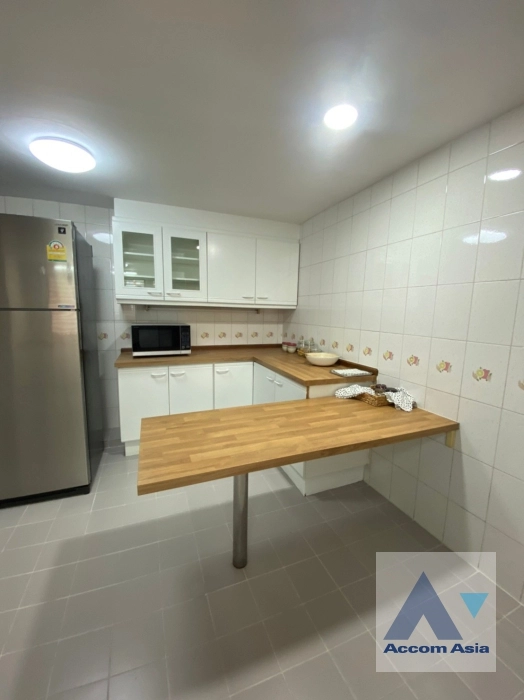  3 Bedrooms  Apartment For Rent in Sukhumvit, Bangkok  near BTS Thong Lo (AA37549)