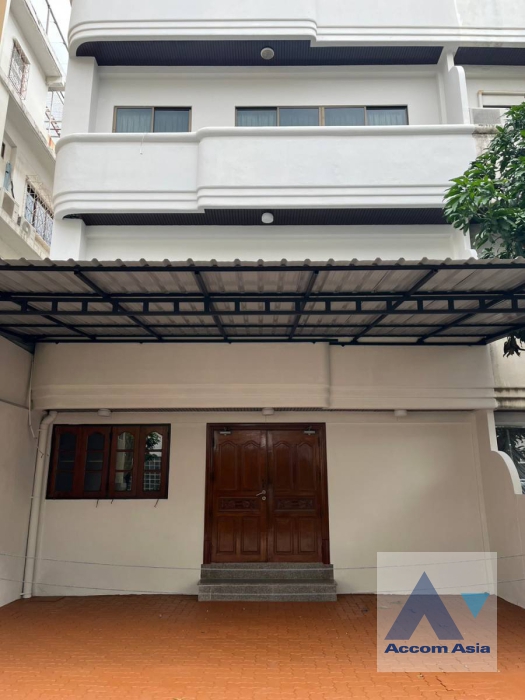  1 Bedroom  Townhouse For Rent in Sathorn, Bangkok  (AA38491)