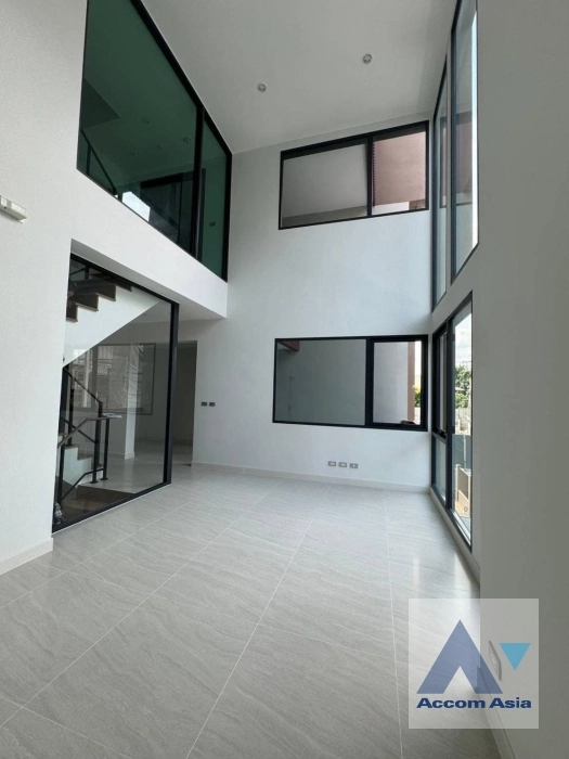 Home Office, Pet friendly |  3 Bedrooms  House For Rent in Pattanakarn, Bangkok  near BTS On Nut (AA38596)