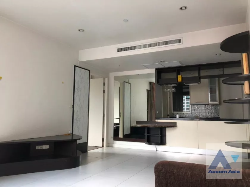  2 Bedrooms  Condominium For Sale in Phaholyothin, Bangkok  near BTS Chitlom (AA38648)