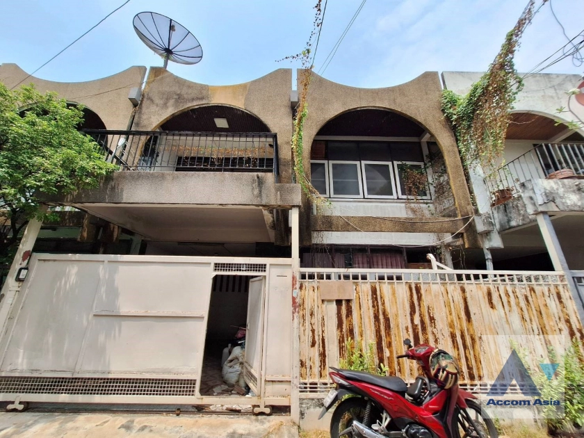  3 Bedrooms  House For Sale in Sukhumvit, Bangkok  near BTS Ekkamai (AA38658)