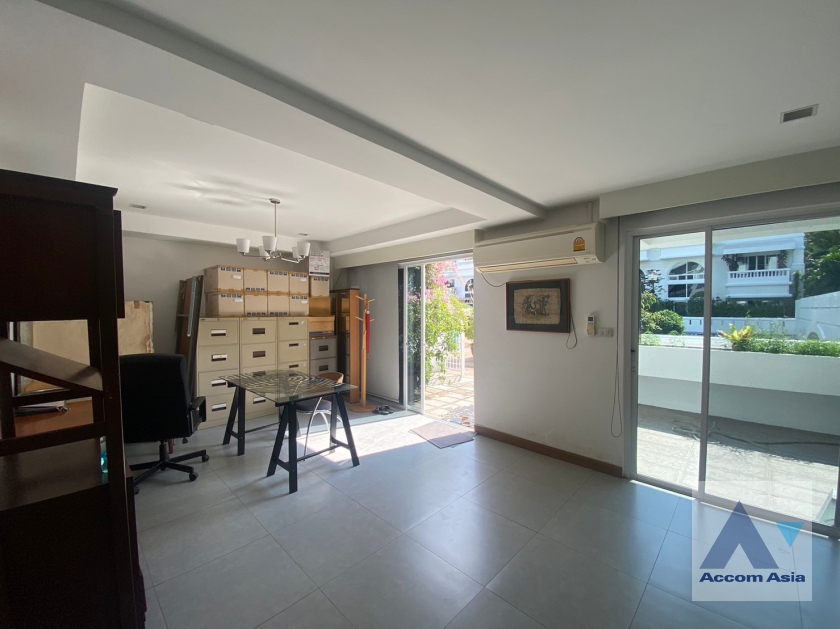  4 Bedrooms  Townhouse For Sale in Sukhumvit, Bangkok  near BTS Asok - MRT Sukhumvit (AA38715)