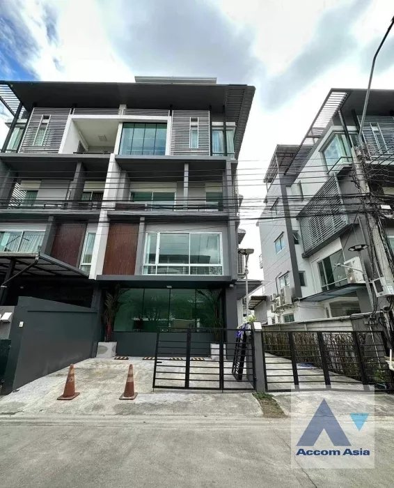  B Square Rama 9 Townhouse  6 Bedroom for Rent   in Ratchadapisek Bangkok