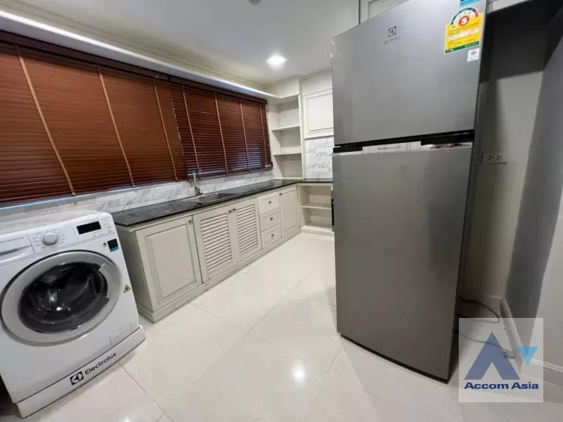  2 Bedrooms  Apartment For Rent in Sukhumvit, Bangkok  near BTS Phrom Phong (AA38825)