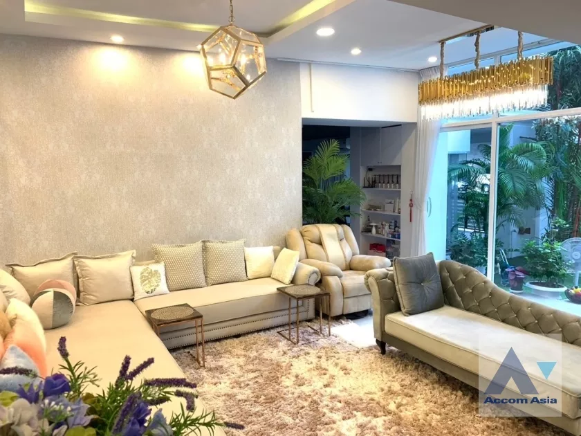  1  3 br Townhouse For Sale in Ratchadapisek ,Bangkok  at B Square Rama 9 AA38832