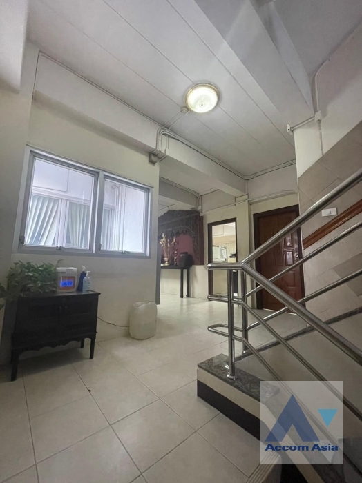  7 Bedrooms  Building For Rent & Sale in Charoenkrung, Bangkok  near MRT Khlong Toei (AA38899)