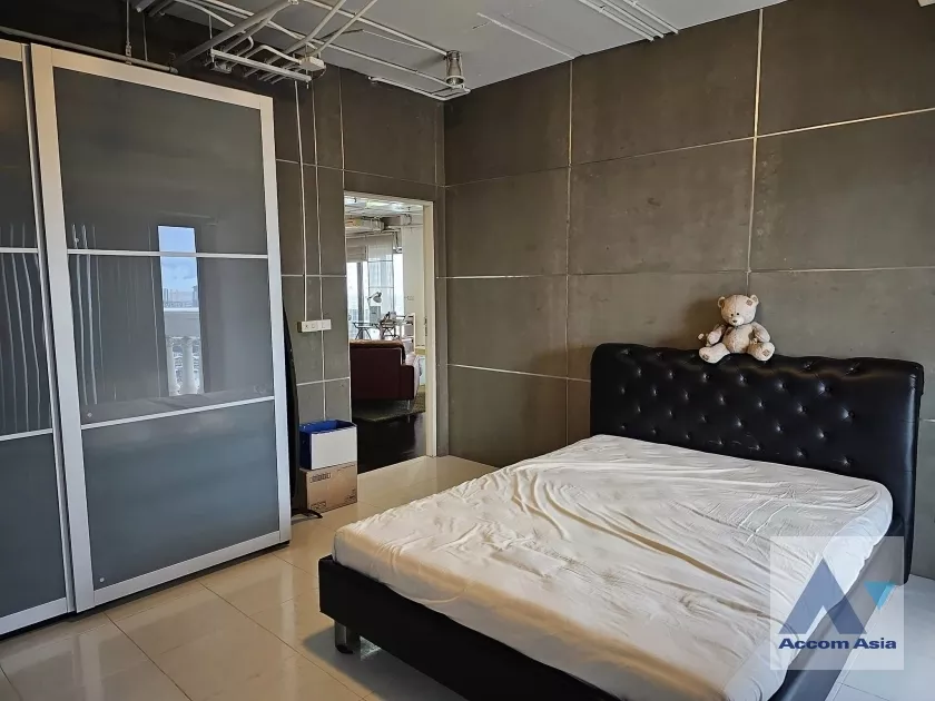  2 Bedrooms  Condominium For Sale in Silom, Bangkok  near BTS Surasak (AA38966)