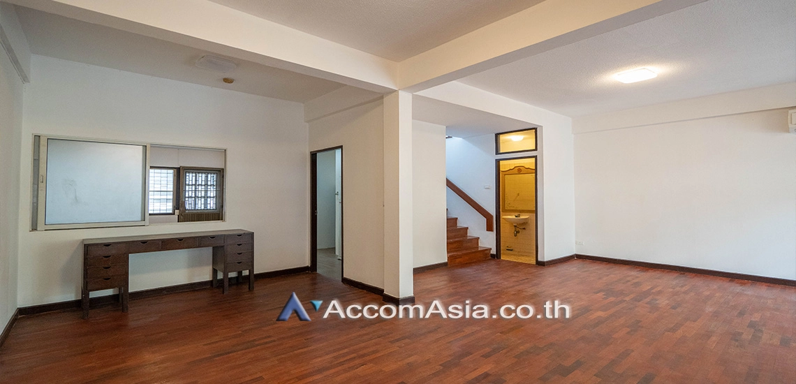  3 Bedrooms  House For Rent in Sukhumvit, Bangkok  near BTS Nana (11001701)