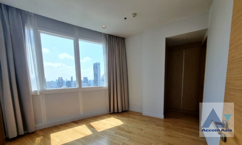 Fully Furnished, Lake View, Big Balcony |  3 Bedrooms  Condominium For Rent in Sukhumvit, Bangkok  near BTS Asok - MRT Sukhumvit (AA38989)