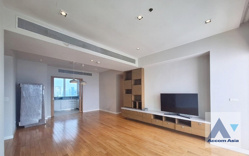 Lake View, Big Balcony |  3 Bedrooms  Condominium For Rent in Sukhumvit, Bangkok  near BTS Asok - MRT Sukhumvit (AA38990)