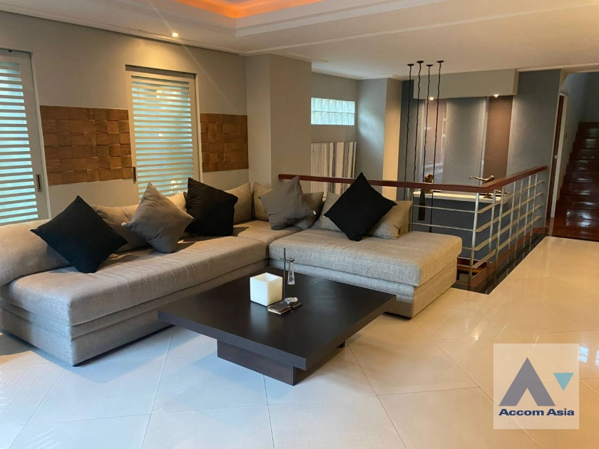  3 Bedrooms  Townhouse For Sale in Sukhumvit, Bangkok  near BTS Phrom Phong (AA38996)