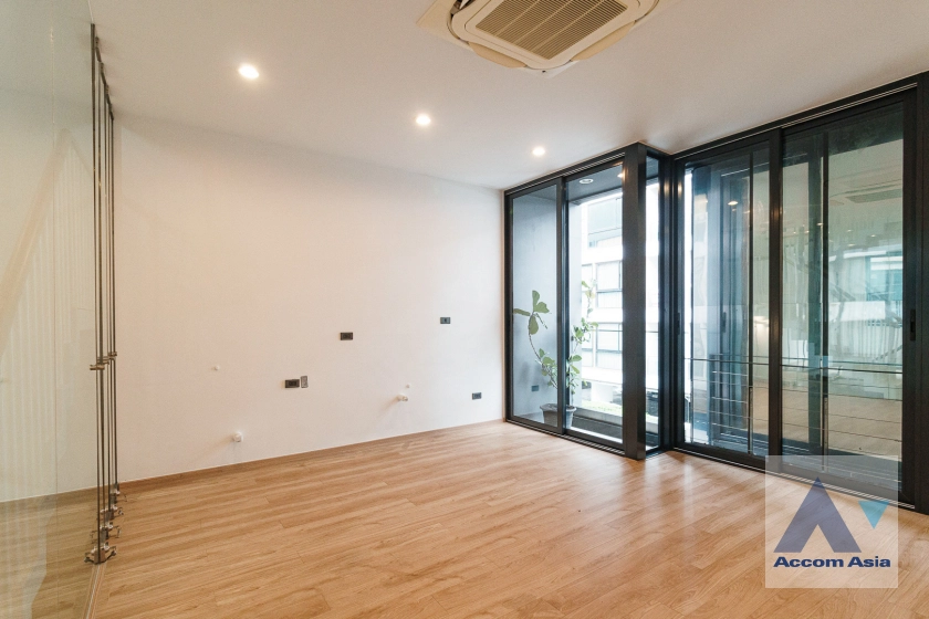 12  3 br Townhouse For Sale in Sukhumvit ,Bangkok BTS Bang Chak at Luxury Style in Prime Location AA39008