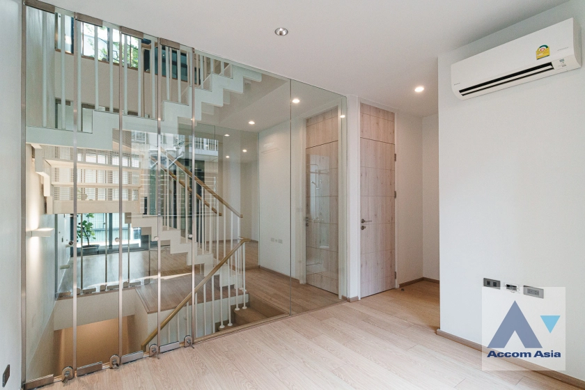 16  3 br Townhouse For Sale in Sukhumvit ,Bangkok BTS Bang Chak at Luxury Style in Prime Location AA39008