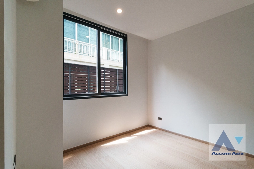 15  3 br Townhouse For Sale in Sukhumvit ,Bangkok BTS Bang Chak at Luxury Style in Prime Location AA39008