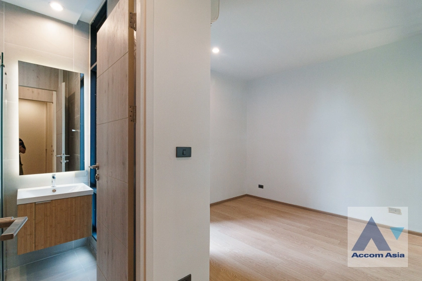 18  3 br Townhouse For Sale in Sukhumvit ,Bangkok BTS Bang Chak at Luxury Style in Prime Location AA39008