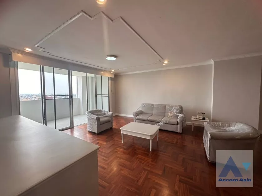  3 Bedrooms  Apartment For Rent in Sukhumvit, Bangkok  near BTS Ekkamai (AA39021)