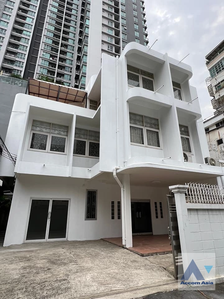  4 Bedrooms  House For Rent in Sathorn, Bangkok  near BTS Chong Nonsi (AA39038)