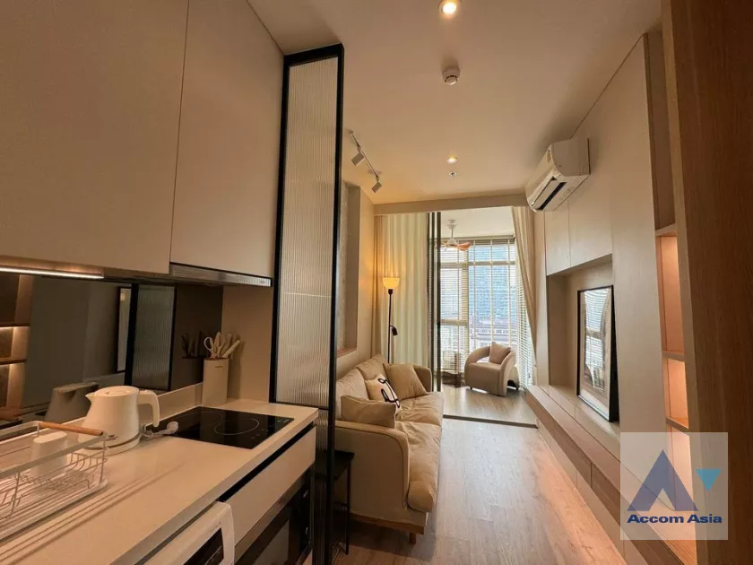  1 Bedroom  Condominium For Rent in Sukhumvit, Bangkok  near BTS Ekkamai (AA39111)