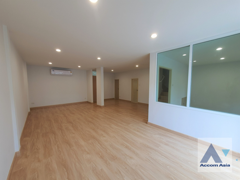  1  Townhouse for rent and sale in phaholyothin ,Bangkok BTS Ari AA39129