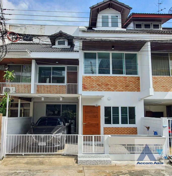  2  Townhouse for rent and sale in phaholyothin ,Bangkok BTS Ari AA39129