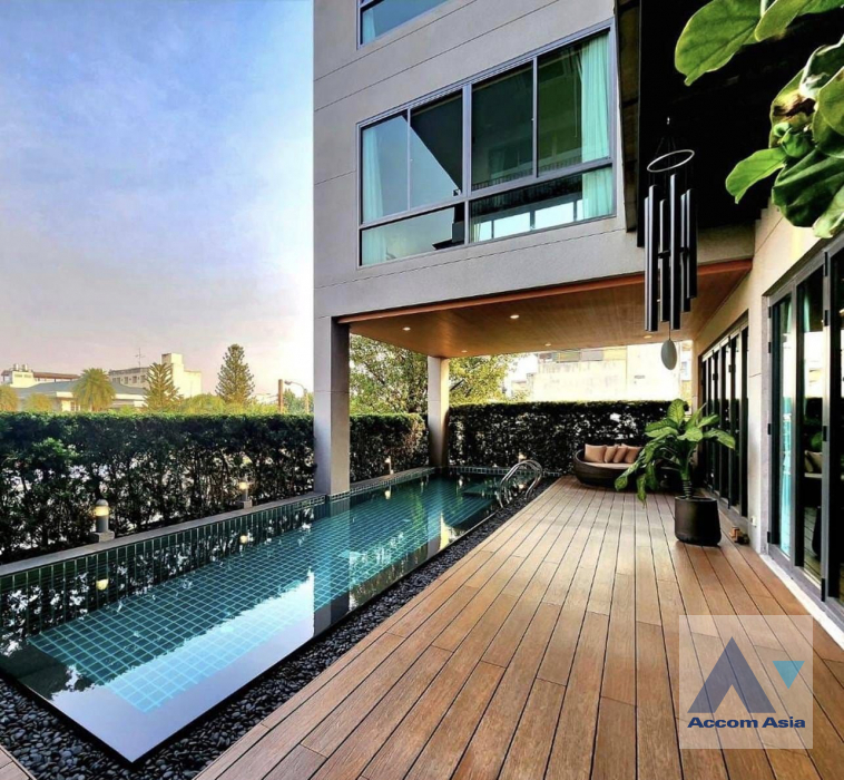 Private Swimming Pool |  6 Bedrooms  House For Sale in Sukhumvit, Bangkok  near BTS Phra khanong (AA39152)