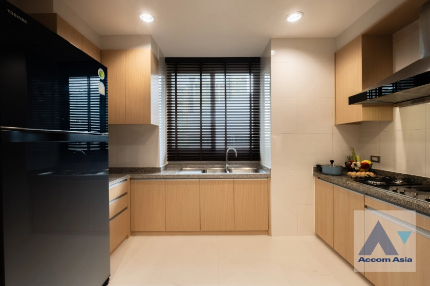  5 Bedrooms  Apartment For Rent in Sukhumvit, Bangkok  near BTS Phrom Phong (AA39236)