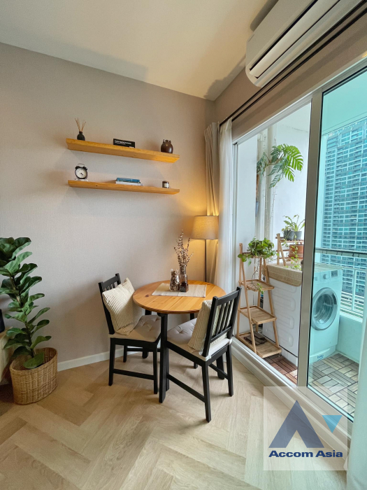  1 Bedroom  Condominium For Rent & Sale in Silom, Bangkok  near BTS Chong Nonsi (AA39284)