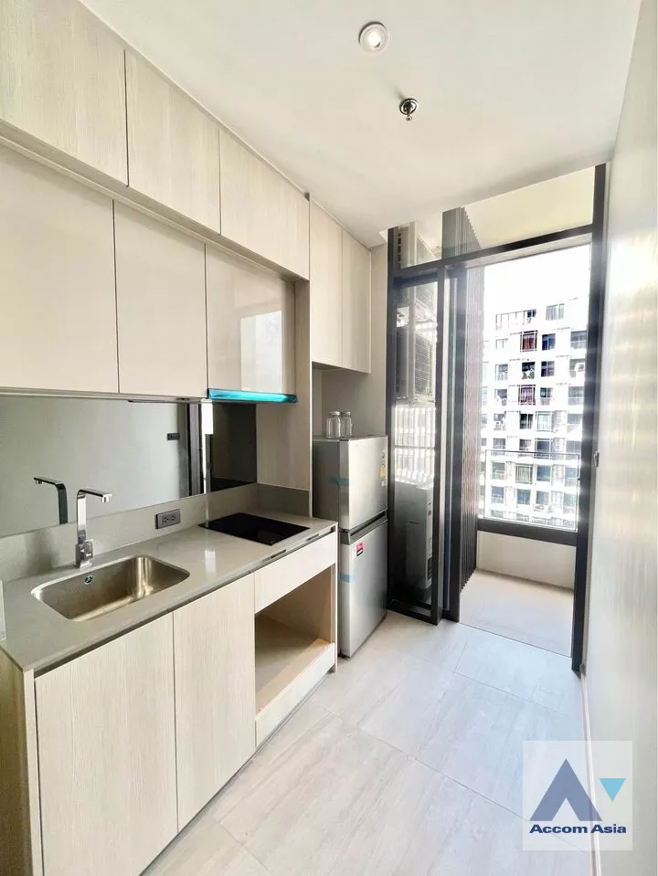  1 Bedroom  Condominium For Rent in Sukhumvit, Bangkok  near BTS Ekkamai (AA39398)