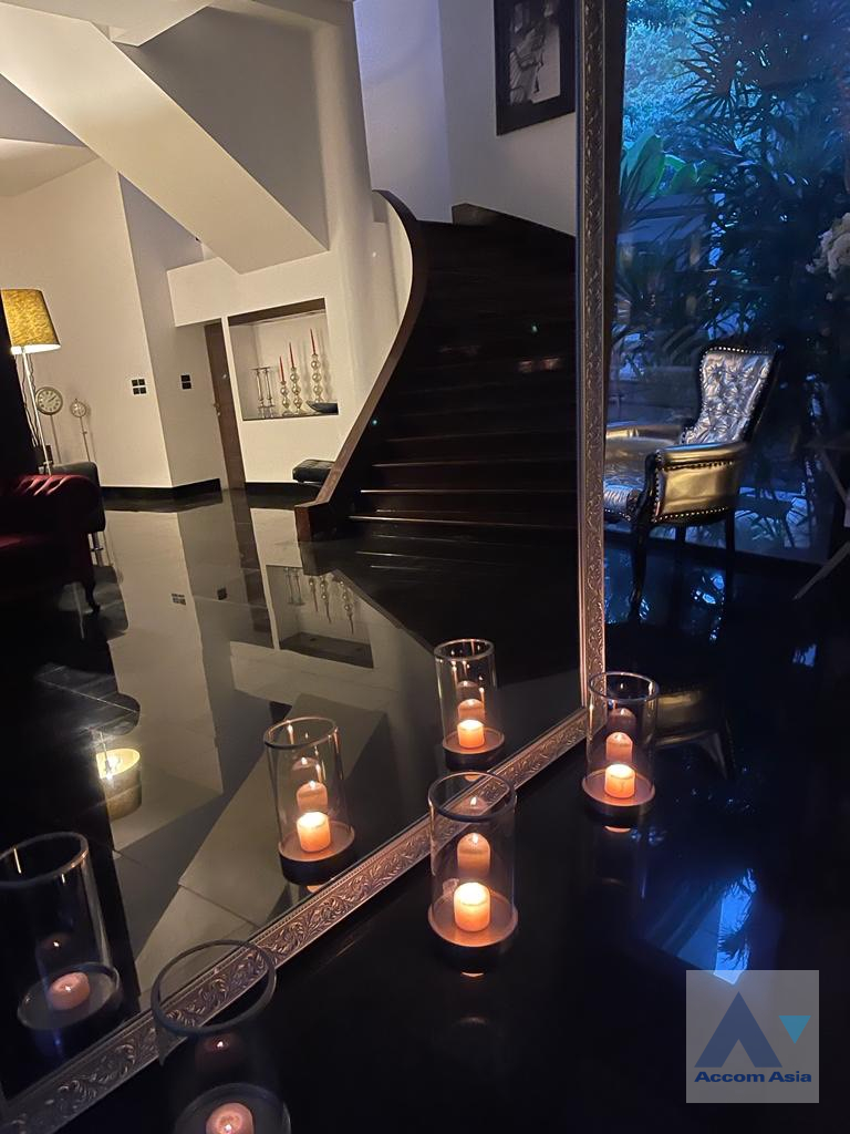 7  4 br House For Sale in Ratchadaphisek ,Bangkok  AA39427