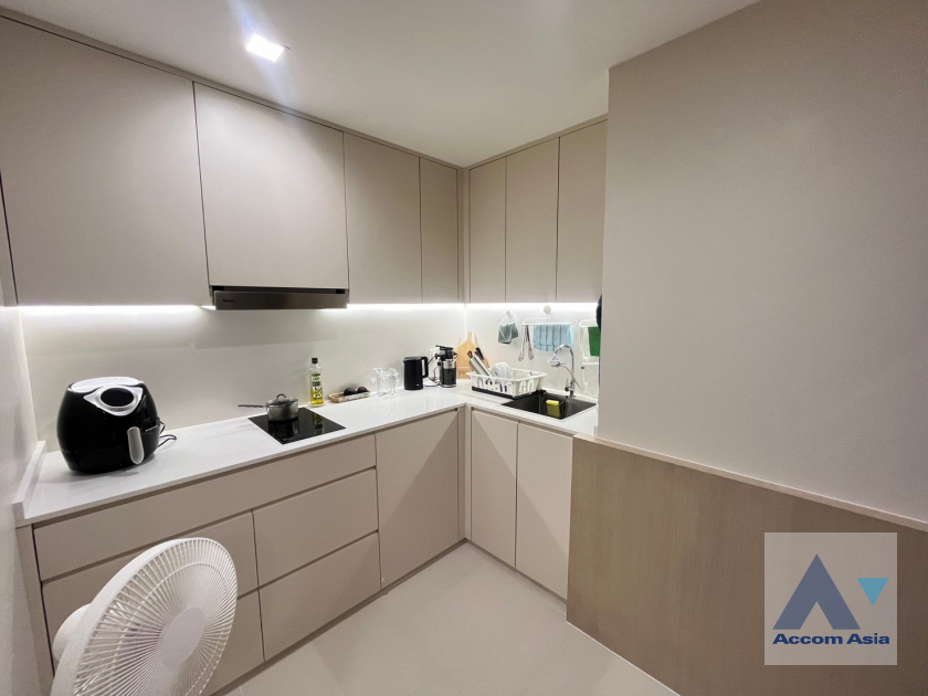  2 Bedrooms  Condominium For Sale in Sukhumvit, Bangkok  near BTS Ekkamai (AA39440)