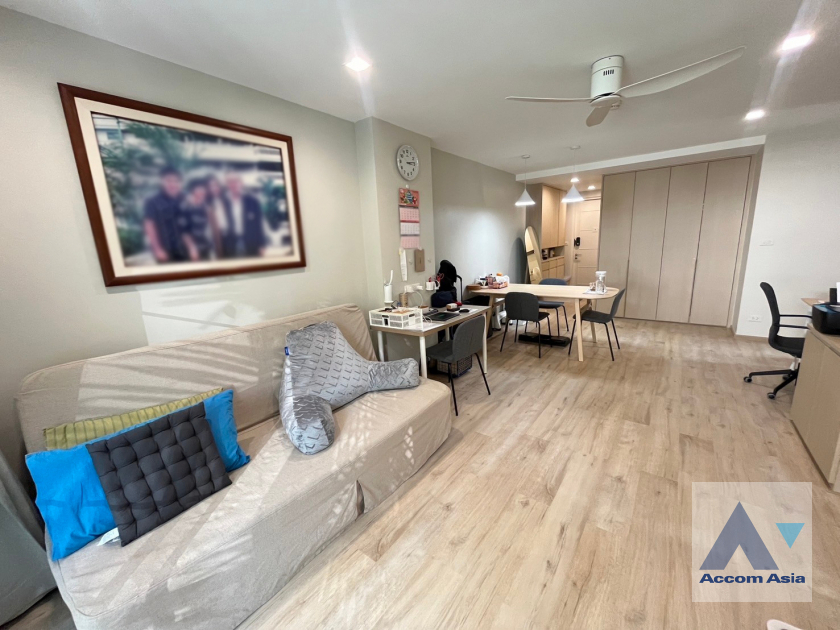  2 Bedrooms  Condominium For Sale in Sukhumvit, Bangkok  near BTS Ekkamai (AA39440)