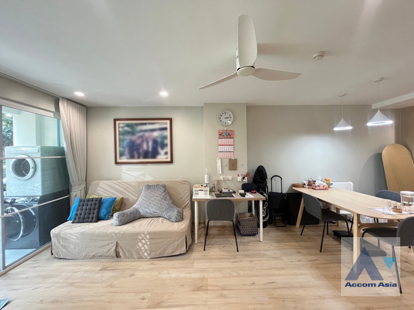  2 Bedrooms  Condominium For Sale in Sukhumvit, Bangkok  near BTS Ekkamai (AA39440)