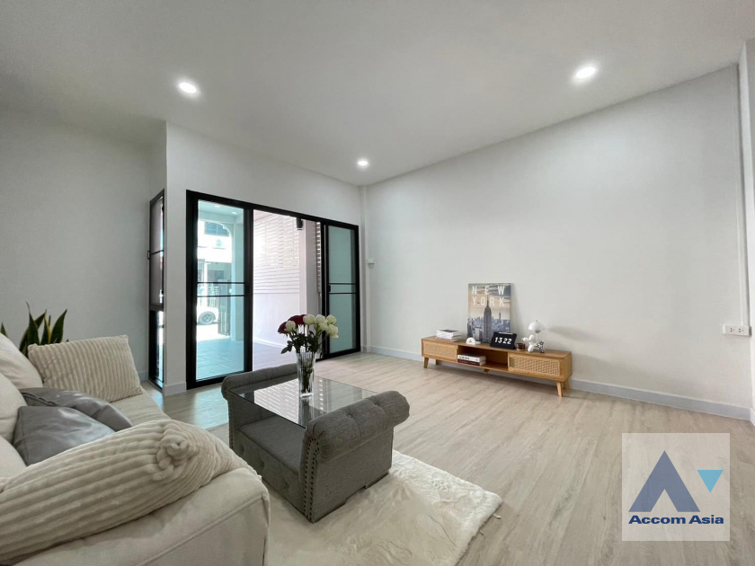  2 Bedrooms  Townhouse For Sale in Sukhumvit, Bangkok  near BTS On Nut (AA39567)