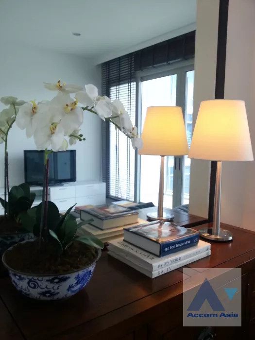  1 Bedroom  Condominium For Rent & Sale in Ploenchit, Bangkok  near BTS Ratchadamri (AA39620)