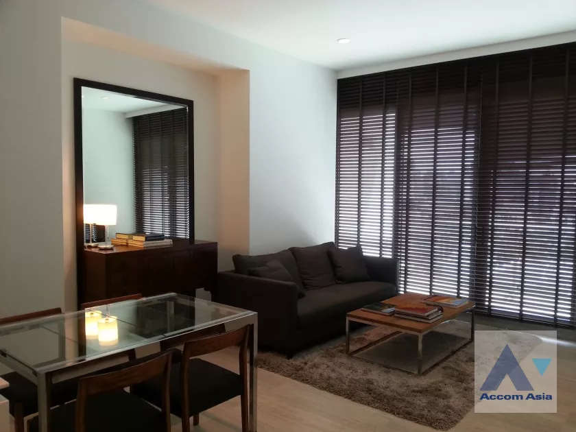  1 Bedroom  Condominium For Rent & Sale in Ploenchit, Bangkok  near BTS Ratchadamri (AA39620)